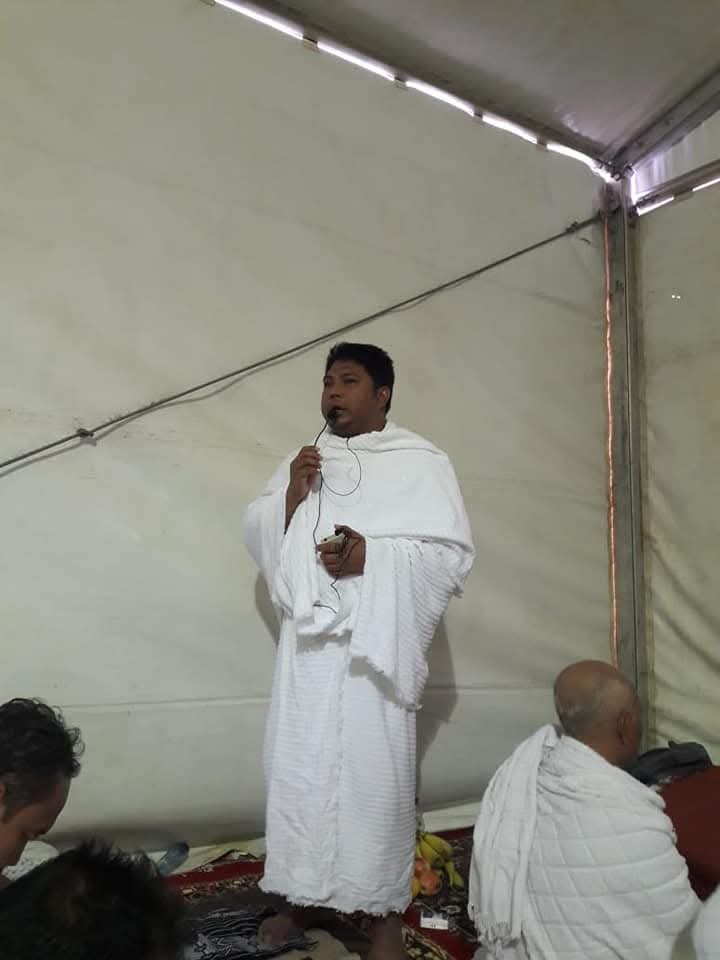 {"id":8,"created_by_id":"1","updated_by_id":"1","slug":"magnet-sahara-cinta","judul":"MAGNET SAHARA CINTA","deskripsi":"<p>Cinta adalah energi yang amat dahsyat dan kuat.<\/p><p>Karena cinta, lautan luas bisa diarungi. Karena cinta, gunung yang menjulang bisa diterjang. Karena cinta, rasa kecewa bisa berubah bahagia. Karena cinta, rasa marah bisa padam. Bahkan karena cinta, jarak yang jauh menjadi dekat.<\/p><p>\"Bukti otentik dahsyatnya cinta adalah ada pada sosok dua insan bernama Adam dan Hawa yang terpaut jarak sejauh bumi, tapi masih bisa bertemu dan menyatu di Padang Arafah.\" Kata Mamiq Tuan Doktor Pattimura.<\/p><p>Ketua Yayasan Pondok Pesantren Selaparang Kediri yang bernama lengkap Dr. TGH. L. Pattimura Farhan, M.HI ini pun melanjutkan keterangannya bahwa, Padang Arafah yang gersang itu menjadi saksi kekuatan cinta dua moyang manusia, prasastinya bernama Jabal Rahmah (bukit kasih sayang).<\/p><p>Boleh jadi, hal ini menjadi alasan mengapa Sahara Cinta ini begitu memagnet, bagi jutaan manusia dari seluruh penjuru bumi dan kini menjadi titik poin dari serangkaian manasik haji.<\/p><p>Nabi katakan dalam sabdanya, \"Alhajju 'Arafah\" (Haji itu ada pada Wuquf di Arafah).<\/p><p>Padang Arafah yang menjadi pusat atau central haji, kata Miq Tuan Doktor, jangan hanya dilihat pada kenyataannya hari ini yang menjadi magnet jutaan manusia dari penjuru dunia.<\/p><p>Namun, coba sejenak kita lihat sejarah Arafah di masa lampau. Ternyata tempat mulia ini pernah menjadi dermaga cinta manusia pertama dan kedua, yakni Adam dan Hawa yang menjadi sepasang suami istri.<\/p><p>Alkisah. Oleh karena keduanya melanggar satu perintah Allah di Surga. Allah pun turunkan mereka berdua ke dunia. Diturunkannya pun di tempat yang berbeda. Terpaut ujung Timur dan Barat bumi.<\/p><p>Namun energi cinta keduanya yang amat dahsyat dan magnet Sahara Arafah yang begitu kuat, ternyata membuat kedua juga bisa saling mendekat dan menyatu. Keduanya dipertemukan Allah di Jabal Rahmah satu bongkahan bumi di Padang Arafah.<\/p><p>\"Tentu perjumpaan kedua moyang kita ini atas izin Allah. Tapi magnet Sahara Arafah dan dahsyatnya magnet cinta keduanya sebagai sepasang suami istri, adalah juga menjadi alasan perjumpaan keduanya yang tak bisa ditutupi.\" Jelas Mamiq Tuan Doktor.<\/p><p>Pesan moral dari perjumpaan legendaris dua manusia mulia ini, antara lain:<\/p><p>Pertama, jadikan cinta sebagai energi untuk mempertemukan yang berpisah, mendekatkan yang saling berjauhan, dan menyatukan yang bercerai-berai.<\/p><p>Apapun bentuk perbedaan yang pernah membuat kita renggang, menjauh, dan atau tak pernah saling lihat, selama masih ada energi cinta, pasti Allah akan mempertemukan kita.<\/p><p>Kata Mamiq Tuan Doktor, \"Cinta itu adalah frekuensi. Orang yang satu frekuensi rasa dan perasaan, pasti ada waktunya bertemu.\"<\/p><p>Bahkan, \"Kalau sekian simpul tak ada yang mampu membuatmu bisa bersama, maka buka saja sedikit hati untuk memberi ruang cinta, pasti bakalan kembali bersama-sama.\" Saran Tuan Guru.<\/p><p>Kedua, visi membangun, menjaga dan memakmurkan bumi dengan cinta dan melahirkan keturunan.<\/p><p>Mari kita bertemu dan bersatu, lalu menyamakan visi mengisi dunia ini untuk menjadi lebih baik sebagai mana moyang kita Adam dan Hawa bersama keturunannya berikrar memakmurkan bumi ini.<\/p><p>Dalam konteks kita, \"Pondok Pesantren Selaparang ini harus kita isi dengan perkhidmatan bersama dalam satu cinta, rasa dan visi untuk menyiapkan generasi yang mengisi bumi dan menjaga agama suci.\" Pesannya.<\/p><p><br><\/p><p>Terakhir. Kita berharap sebagaimana Sahara Arafah yang memagnet jutaan manusia, semoga madrasah Selaparang ini pun demikian. Ke depannya bisa menjadi prasasti cinta bagi Umat Islam.<\/p><p><br><\/p><p>Wa Allah A'lam!<\/p><p><br><\/p><p>PP. Selaparang, 09 Juni 2025.<\/p><p>Oleh: Abah_Rosela<\/p><p><br><\/p><p>Ket. Foto: Dr. TGH. L. Pattimura Farhan, M.HI sedang di Padang Arafah.<\/p>","link_gambar":"1749527174.Gambar WhatsApp 2025-06-09 pukul 20.13.34_d00a1bab.jpg","created_at":"2025-06-10T03:46:15.000000Z","updated_at":"2025-06-10T03:47:56.000000Z"}